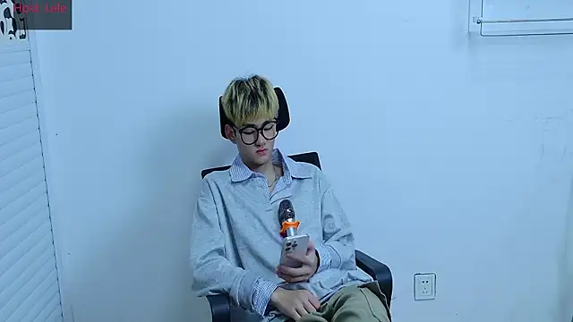 Snapshot of sexyboy-lele chatting on October 13, 12:11 pm sexyboy-lele online show from October 13, 12:11 pm