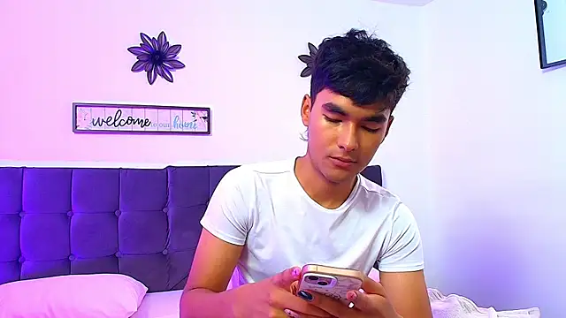 Snapshot of AngelduzZzt chatting on October 28, 12:29 pm AngelduzZzt online show from October 28, 12:29 pm