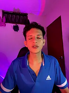 Snapshot of tylernova chatting on October 29, 3:20 am tylernova online show from October 29, 3:20 am