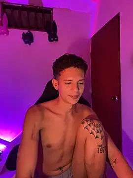 Snapshot of tylernova chatting on October 21, 5:21 am tylernova online show from October 21, 5:21 am