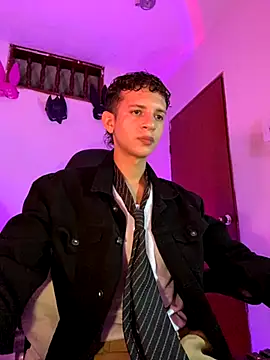 Snapshot of tylernova chatting on October 31, 3:52 am tylernova online show from October 31, 3:52 am