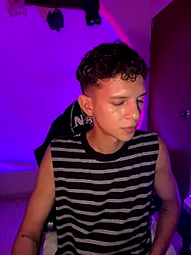 Snapshot of tylernova chatting on October 17, 4:49 am tylernova online show from October 17, 4:49 am