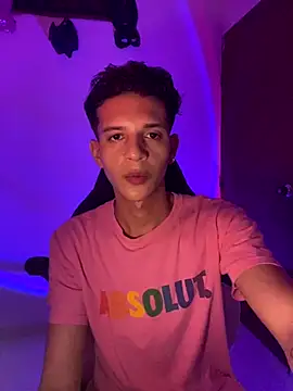 Snapshot of tylernova chatting on October 19, 5:01 am tylernova online show from October 19, 5:01 am