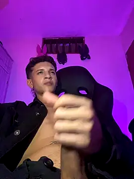 Snapshot of tylernova chatting on October 16, 4:42 am tylernova online show from October 16, 4:42 am