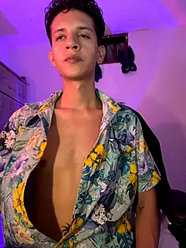 Snapshot of tylernova chatting on October 25, 5:42 am tylernova online show from October 25, 5:42 am