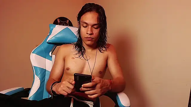 Snapshot of tom_1945 chatting on October 24, 9:27 pm tom 1945 online show from October 24, 9:27 pm