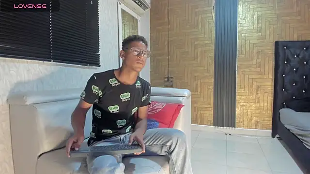 Snapshot of Yeps_pluss chatting on October 19, 8:34 pm Yeps pluss online show from October 19, 8:34 pm