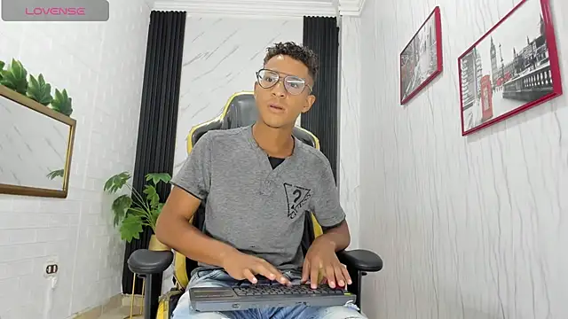 Snapshot of Yeps_pluss chatting on October 24, 9:27 pm Yeps pluss online show from October 24, 9:27 pm