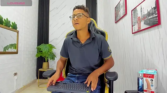 Snapshot of Yeps_pluss chatting on October 30, 8:32 pm Yeps pluss online show from October 30, 8:32 pm