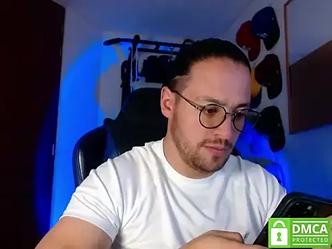 Snapshot of kurt_xx chatting on October 31, 1:36 pm kurt xx online show from October 31, 1:36 pm