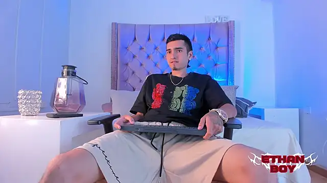 Snapshot of Ethan_Boy_ chatting on October 22, 8:56 pm Ethan Boy  online show from October 22, 8:56 pm