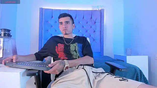 Snapshot of Ethan_Boy_ chatting on October 18, 9:42 pm Ethan Boy  online show from October 18, 9:42 pm