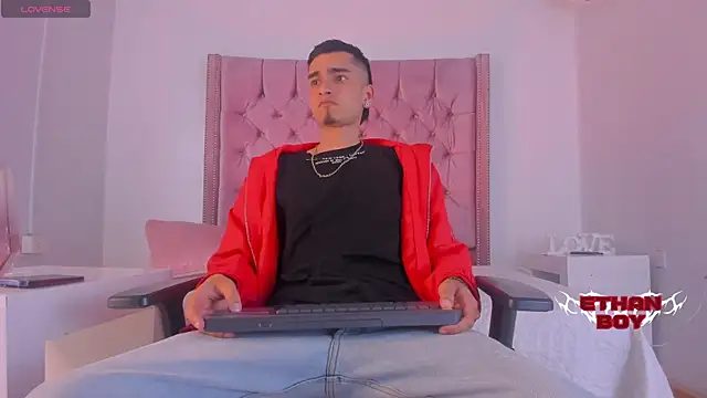 Snapshot of Ethan_Boy_ chatting on October 27, 8:44 pm Ethan Boy  online show from October 27, 8:44 pm