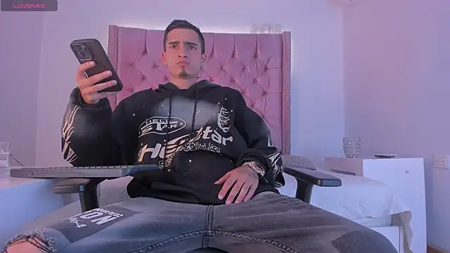 Snapshot of Ethan_Boy_ chatting on October 20, 8:46 pm Ethan Boy  online show from October 20, 8:46 pm