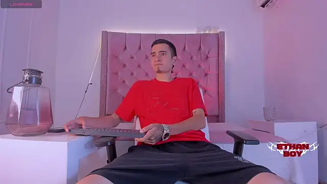 Snapshot of Ethan_Boy_ chatting on October 21, 8:55 pm Ethan Boy  online show from October 21, 8:55 pm