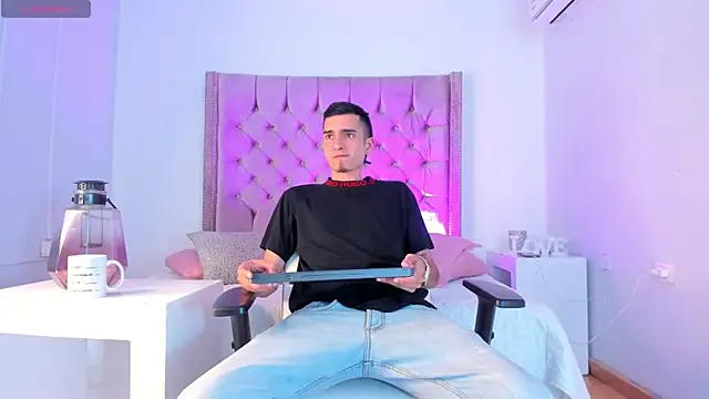 Snapshot of Ethan_Boy_ chatting on October 14, 9:33 pm Ethan Boy  online show from October 14, 9:33 pm