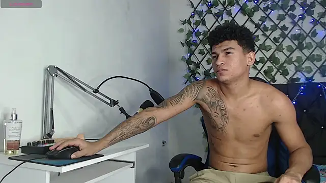 Snapshot of Angel_LatinGuy chatting on October 31, 8:34 pm Angel LatinGuy online show from October 31, 8:34 pm