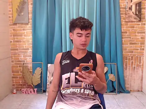 Snapshot of boy_raphael chatting on October 27, 4:37 am boy raphael online show from October 27, 4:37 am