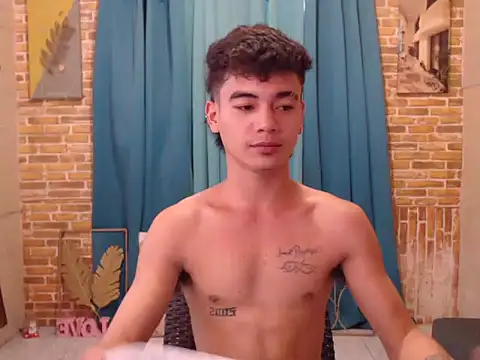 Snapshot of boy_raphael chatting on October 21, 4:37 am boy raphael online show from October 21, 4:37 am