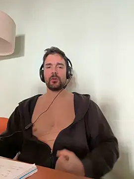 Snapshot of ReDiBastoni90 chatting on October 29, 8:17 am ReDiBastoni90 online show from October 29, 8:17 am