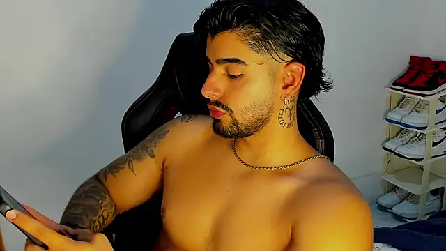 maximo black  online show from November 12, 8:25 pm