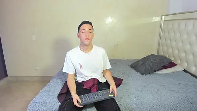 IM EMILIANOLUX online show from November 5, 7:27 pm