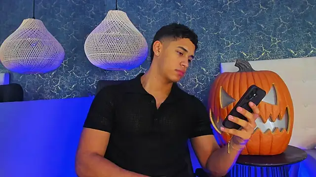 Zayne cross online show from October 29, 5:43 am