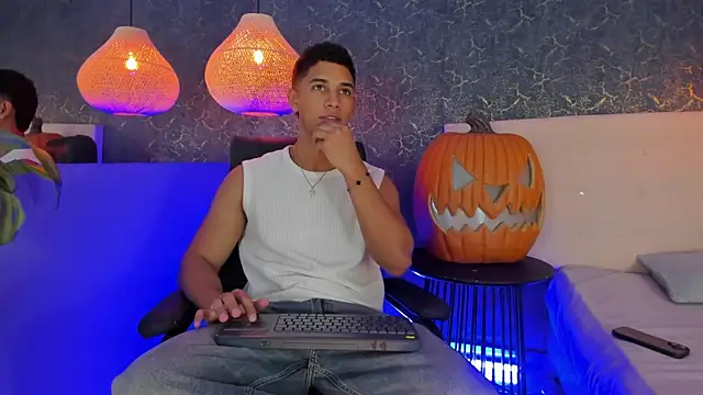 Zayne cross online show from October 21, 5:32 am