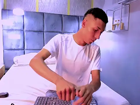 Domminick18 online show from November 1, 7:40 pm