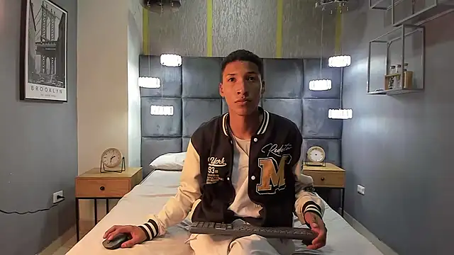 Domminick18 online show from October 28, 8:55 pm