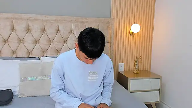 Maxii18  online show from February 3, 3:15 am