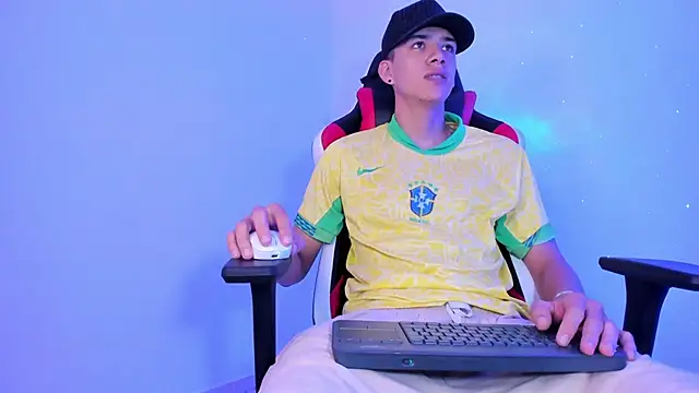 Miguel Cagee1 online show from October 29, 9:18 pm