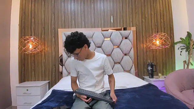 adams bobby online show from June 8, 11:33 am