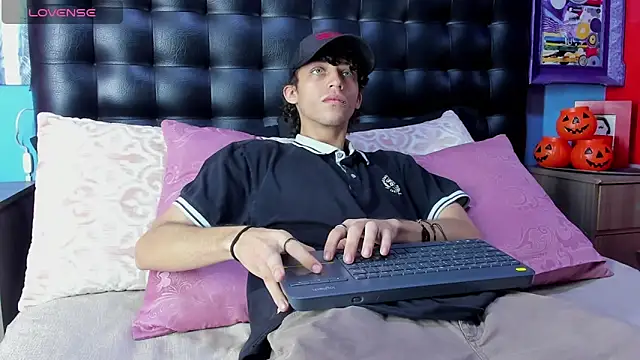 Khalid16  online show from October 30, 2:29 pm