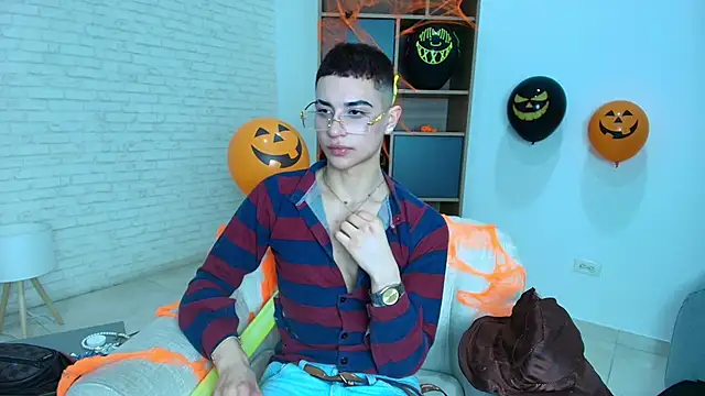 Snapshot of MatheoMontclair chatting on October 26, 4:25 am MatheoMontclair online show from October 26, 4:25 am