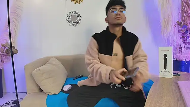 SexyAndresito22 online show from November 18, 6:39 am