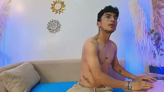 SexyAndresito22 online show from November 14, 5:54 am