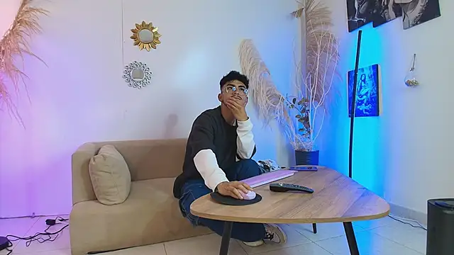 SexyAndresito22 online show from December 2, 7:00 am