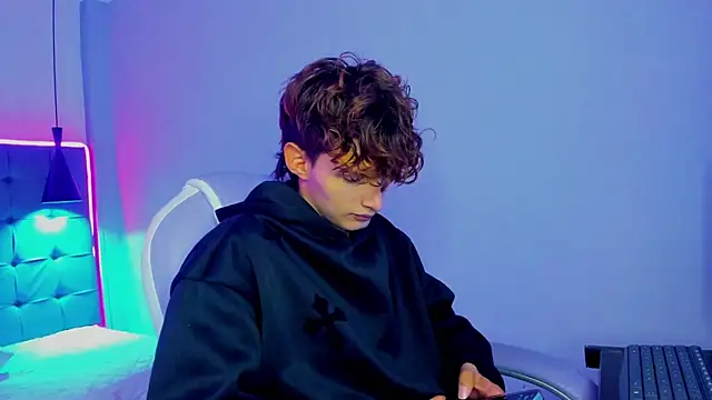 NicolasFerrer18 online show from December 18, 7:32 pm