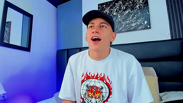 Snapshot of Duolust1 chatting on November 9, 8:35 pm Duolust1 online show from November 9, 8:35 pm