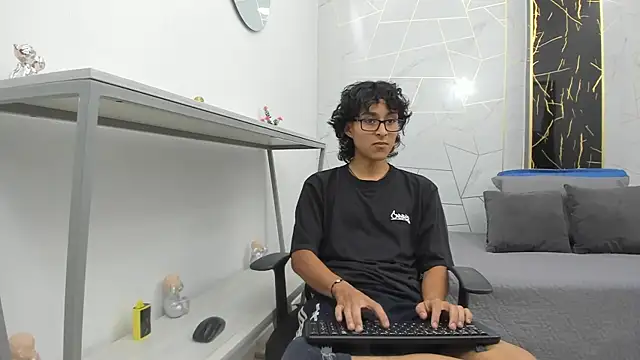 Zoro V online show from November 16, 8:33 pm