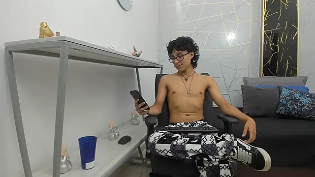 Zoro V online show from November 13, 8:13 pm