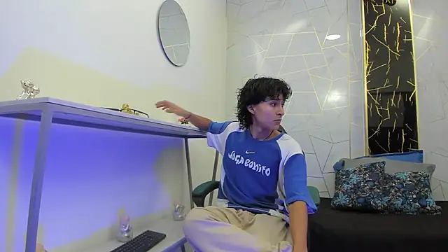 Zoro V online show from November 19, 7:14 pm