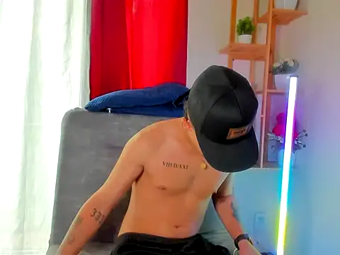 latiin boy21 online show from December 2, 7:06 pm