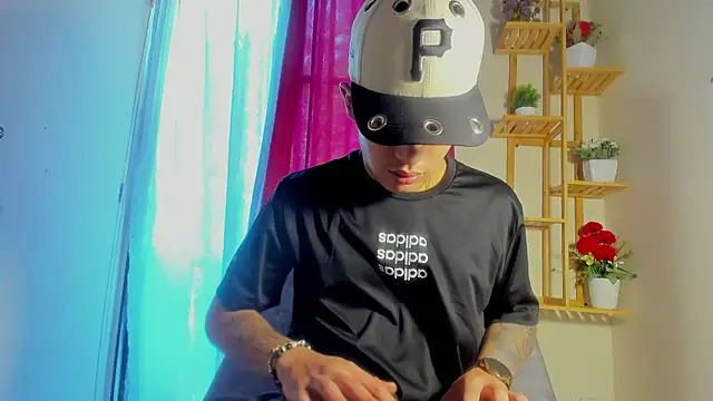 latiin boy21 online show from November 12, 6:24 pm