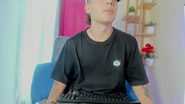 latiin boy21 online show from November 14, 7:04 pm