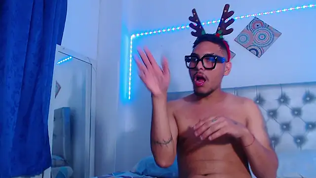 LatinWolfBoy online show from December 3, 3:12 am