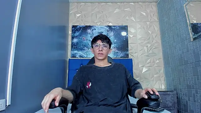 ElanGiraldo online show from May 2, 11:07 pm