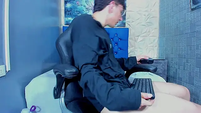 ElanGiraldo online show from April 28, 12:27 am