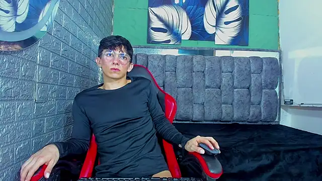 ElanGiraldo online show from May 13, 12:19 am
